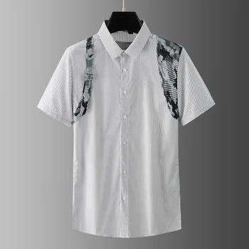 Модная новая мужская рубашка с коротким рукавом, украшенная металлической пряжкой и змеиным узором на плечевом ремне
